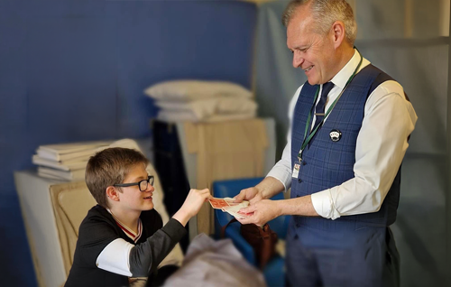 Malcolm-the-the-best-close-up-magician-london-